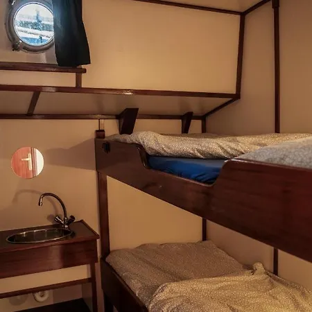 Traditioneel Zeilschip Actief Hostel