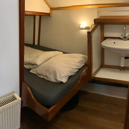 Traditioneel Zeilschip Actief Hostel